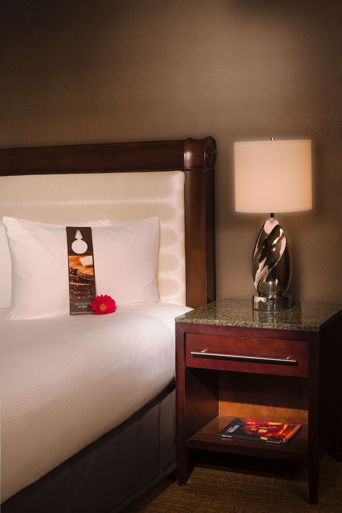 Superior Room, 1 King Bed, Accessible, Bathtub - Photo 2