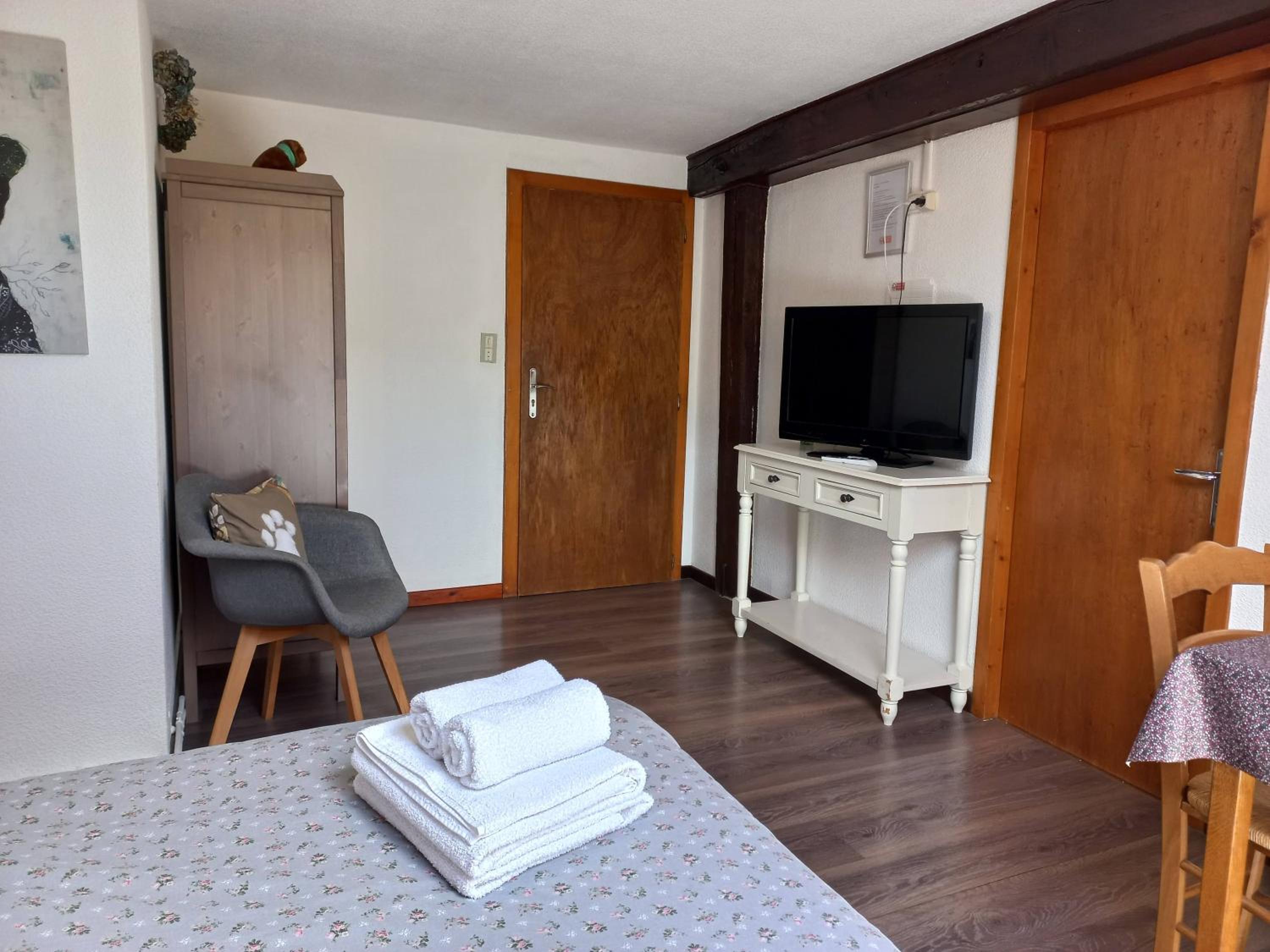 Double Room with Private Bathroom - Photo 3
