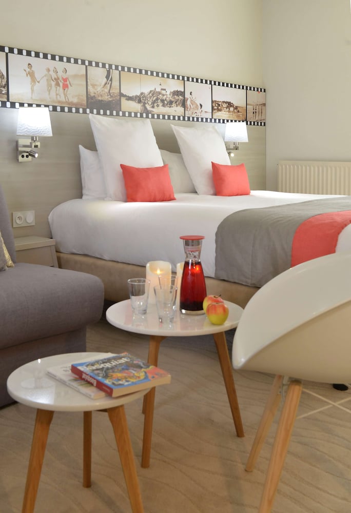 Family Room, 1 Queen Bed, Non Smoking (Larger Room;with Sofabed)