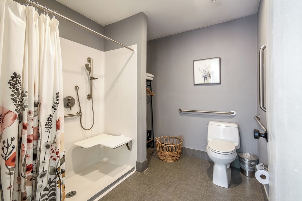 Accessible Suite (ADA) - Photo 2