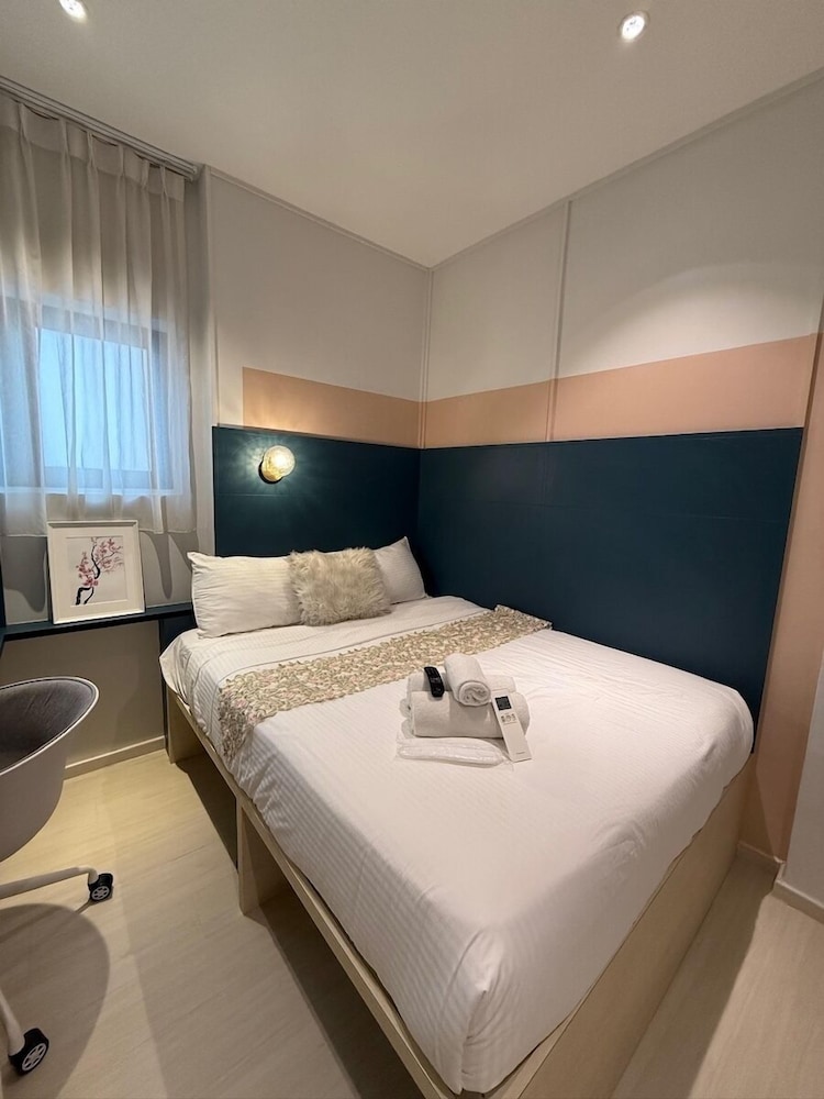 Deluxe Room, 1 Queen Bed photo 3