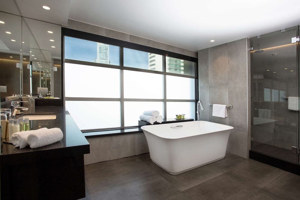 Suite, 1 King Bed photo 3