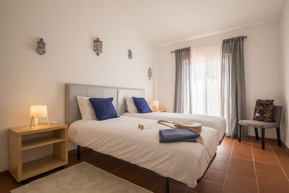 Deluxe Double or Twin Room, 1 Bedroom, Shared Bathroom, Pool View photo 1
