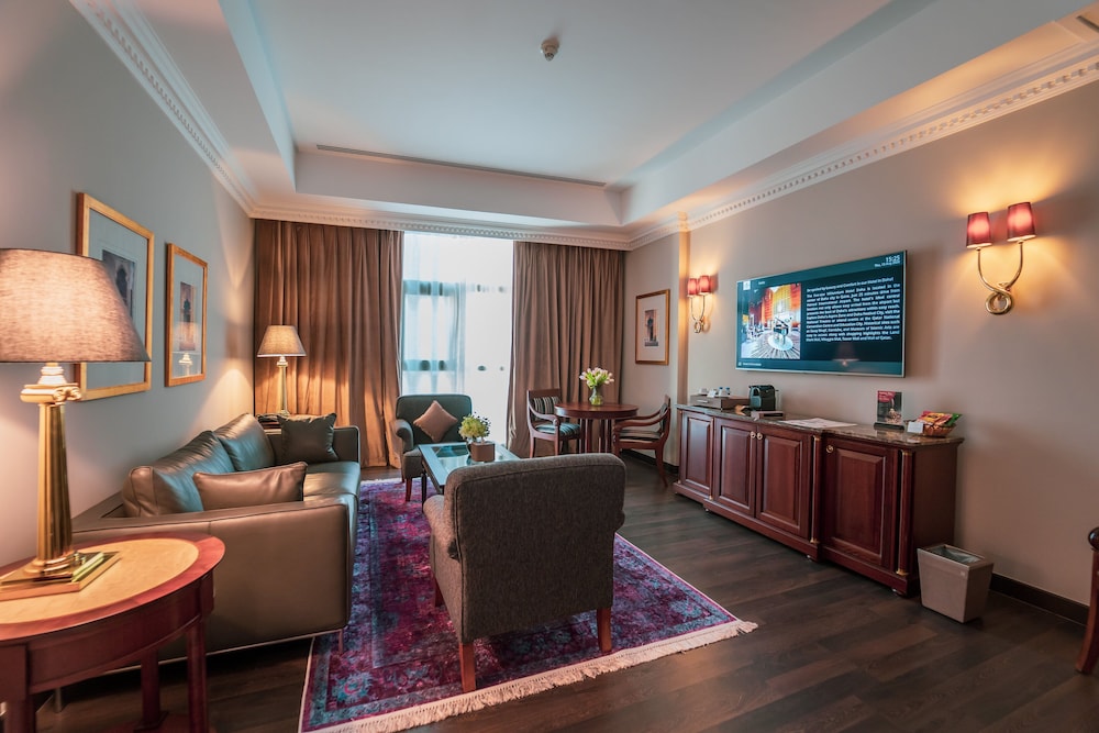 Executive Studio Suite, 1 King Bed - Photo 4