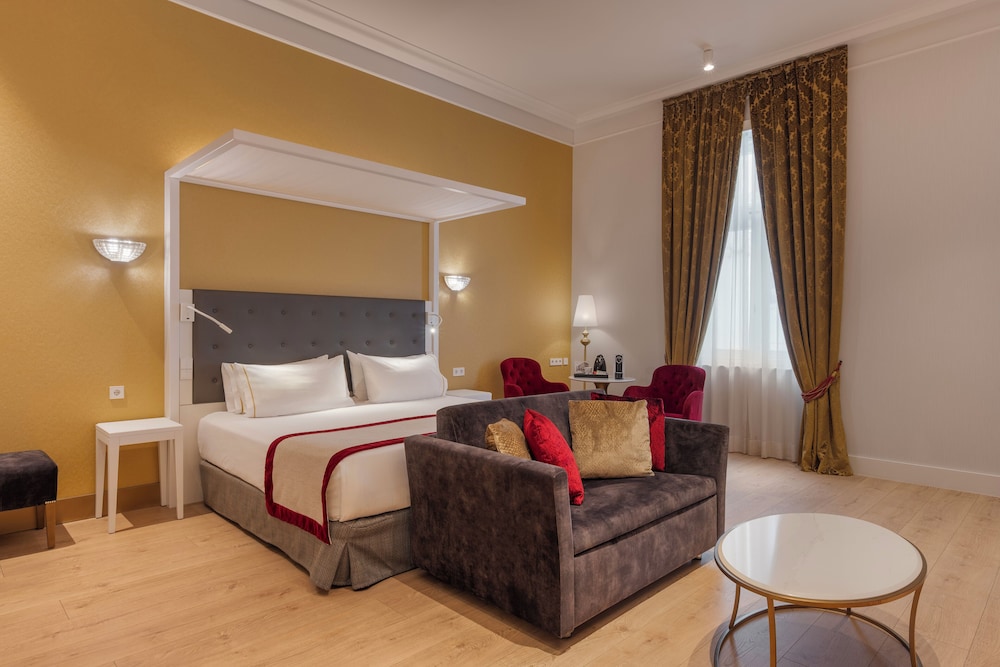 Premium Double or Twin Room thumbnail 5