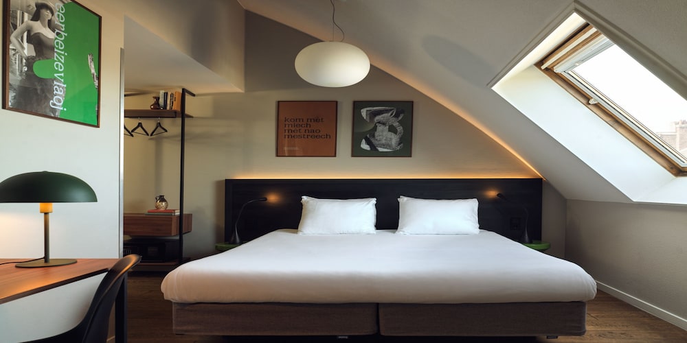 Comfort Room, Courtyard View