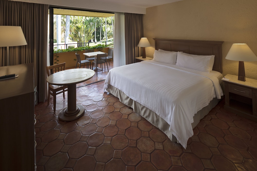 Standard Room, 1 King Bed, Garden View photo 2