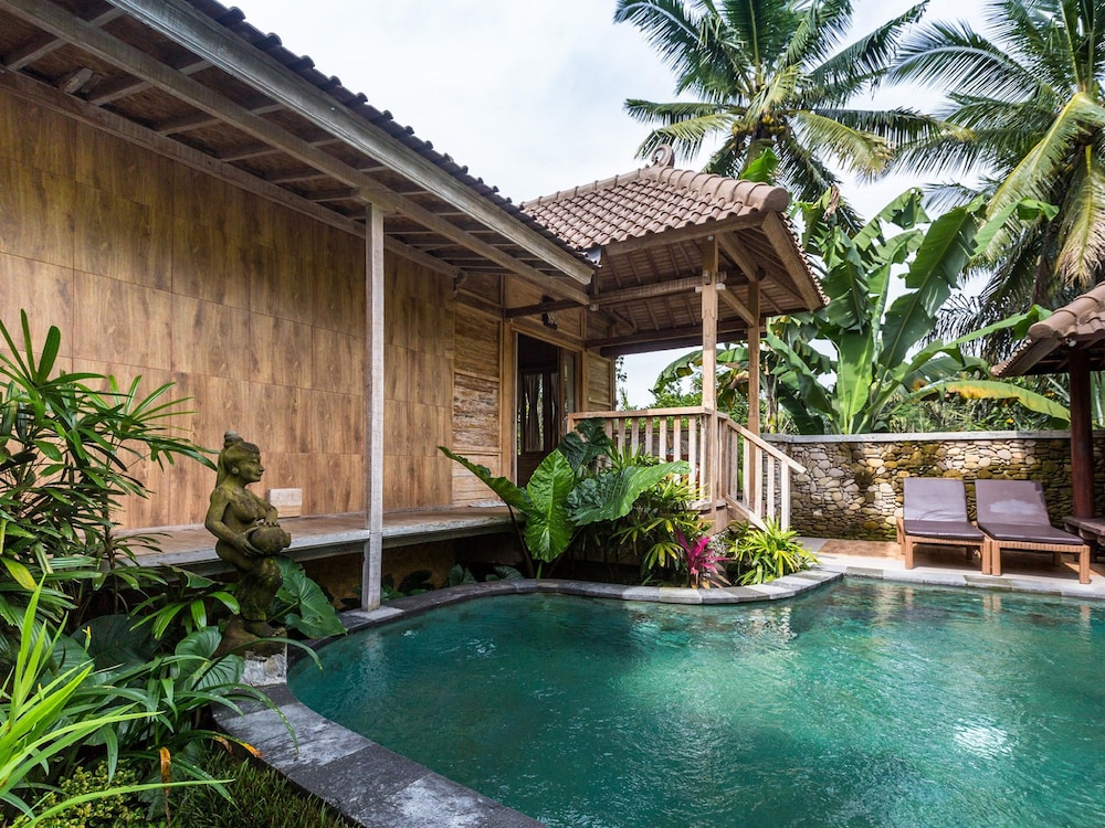 Superior Suite, 1 Queen Bed, Private Pool, Garden View