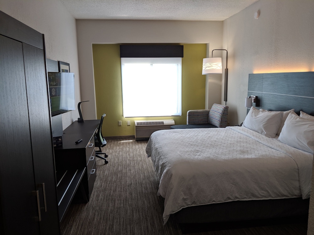Suite, 1 King Bed with Sofa bed photo 2