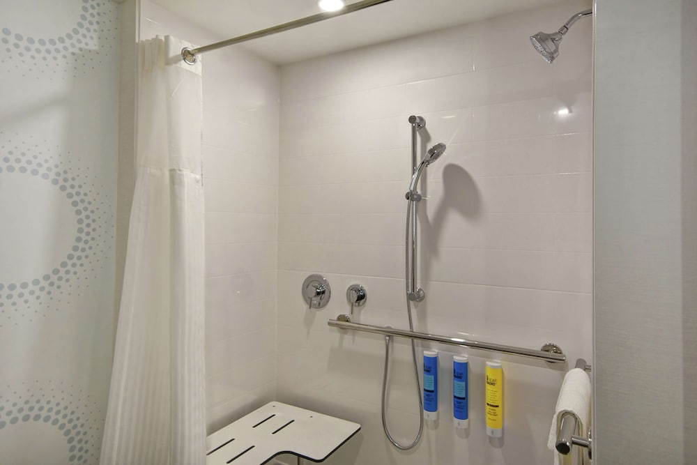 Room, 2 Queen Beds, Accessible (Mobility & Hearing, Roll-in Shower) photo 3