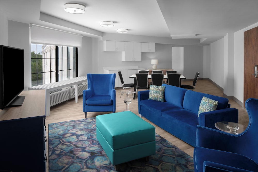 Suite, 1 King Bed (Wet Bar) photo 1