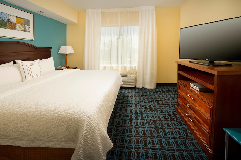 Room, 1 King Bed (Mobility/Hearing Accessible, Tub) - Photo 1