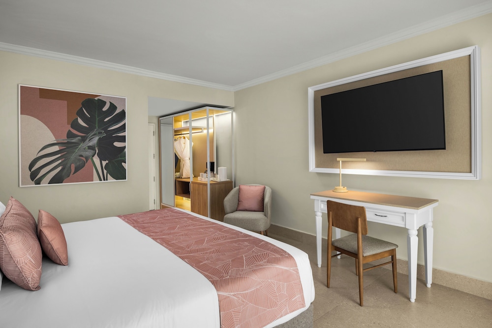 Standard Room, 1 King Bed (tropical View | Pool Walk Out)