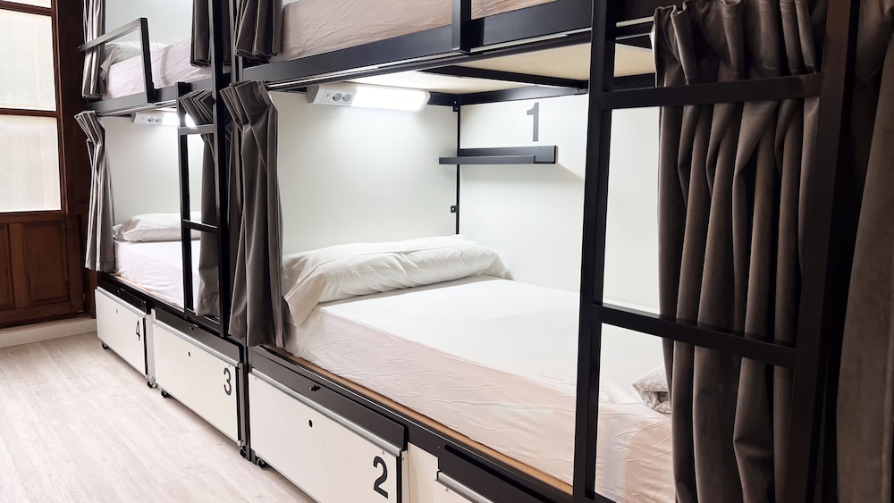 Shared Dormitory, Mixed Dorm, Private Bathroom (8 beds) photo 2