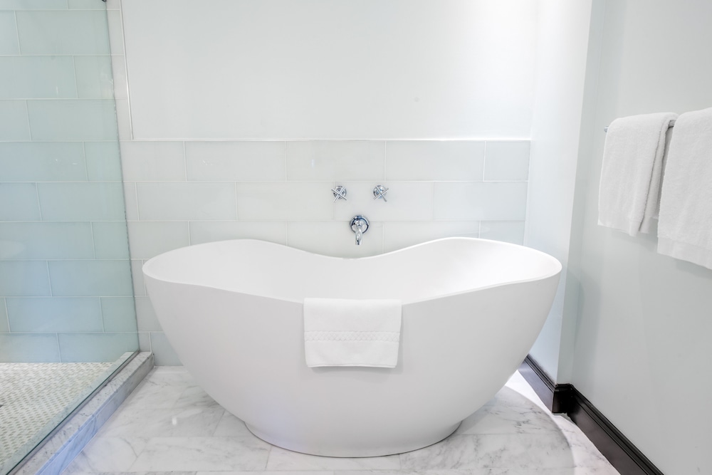 The Poppy King Premium with Tub