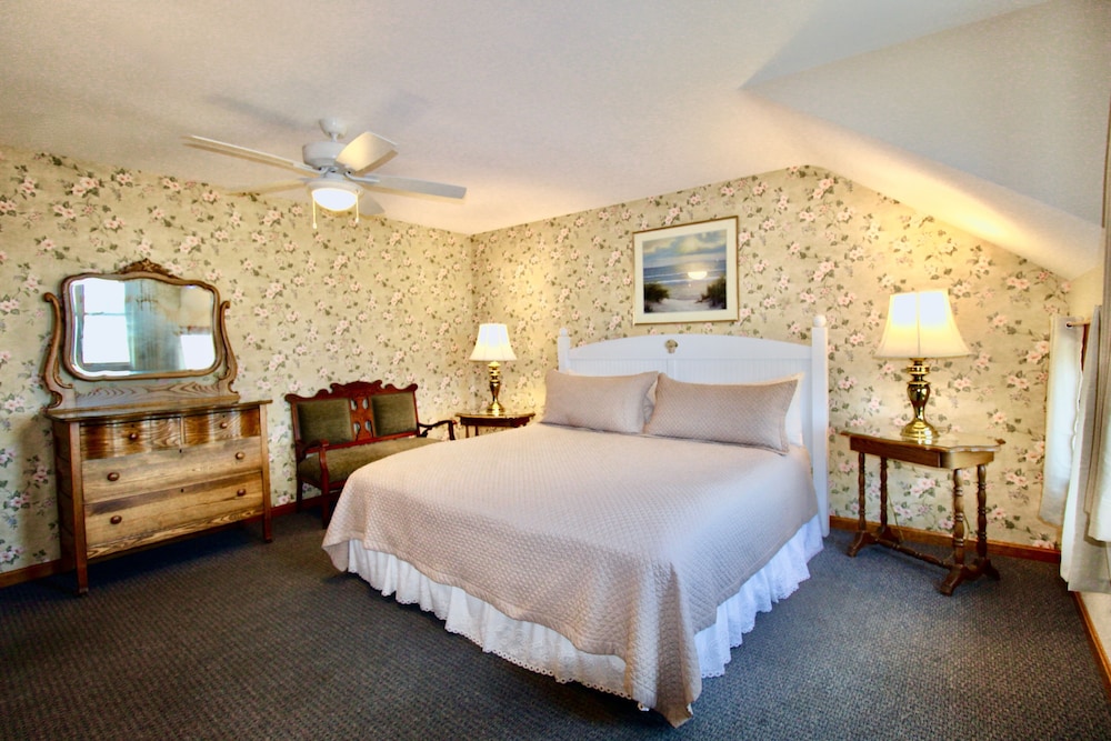 Room, 1 King Bed, Non Smoking, Garden View (Shared Bathroom)