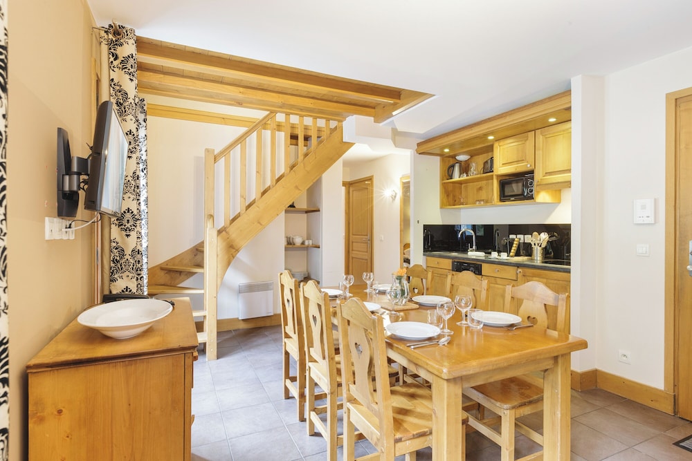 Family Apartment, Multiple Bedrooms, 2 Bathrooms (Vallorcine Buet 52 ski in / ski out) photo