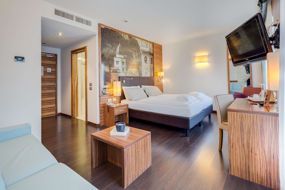 Junior Room, 1 King Bed with Sofa bed (Spa access) - Photo 2
