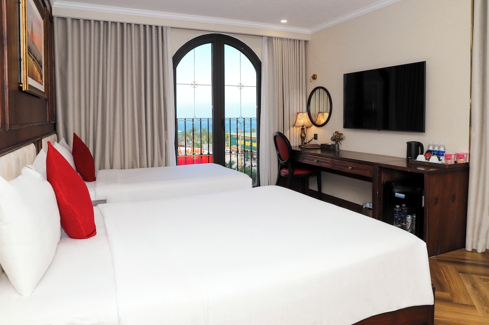 Triple Bathtub Partial Sea View (Afternoon Tea included) photo 1