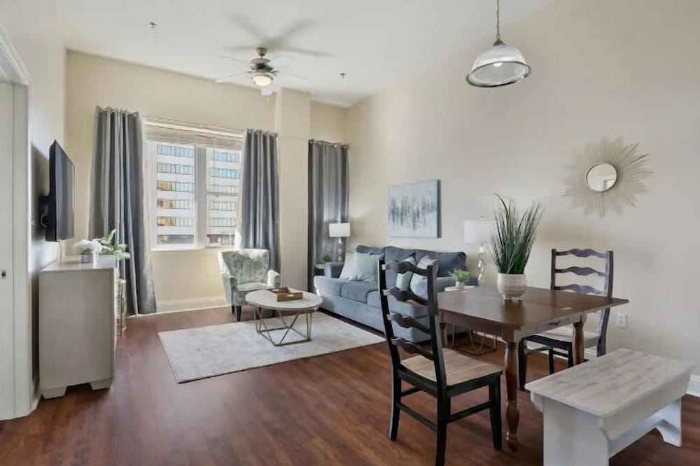 Grand Condo, 1 King Bed with Sofa bed, Non Smoking, Bathtub