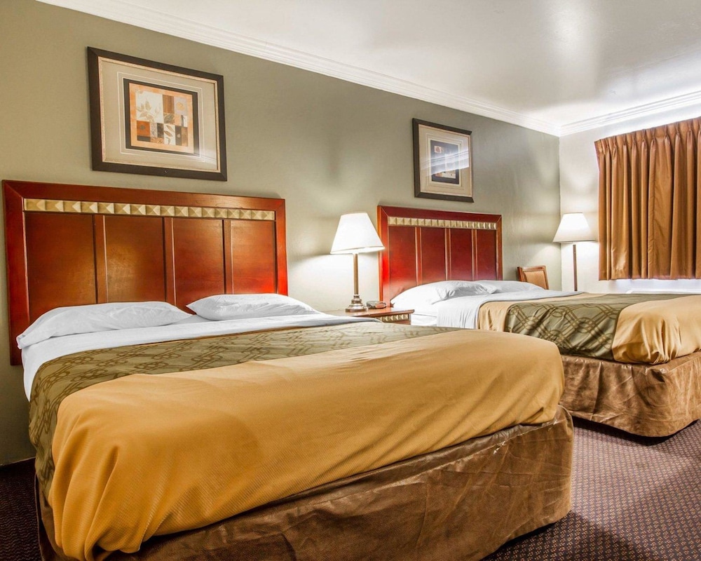 Standard Room, 2 Queen Beds, Non Smoking - Photo 2