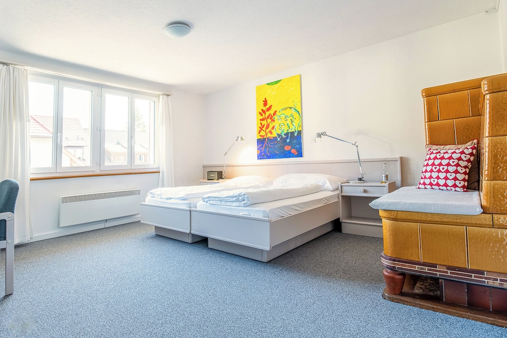 Economy Room, 1 Queen Bed - Photo 1