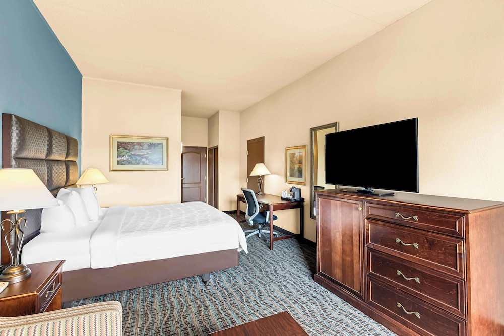 Suite, 1 King Bed, Non Smoking, Refrigerator & Microwave - Photo 3