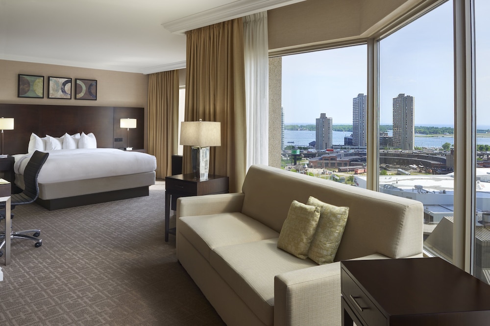 Junior Suite, 1 King Bed (Lake Ontario View) thumbnail 6