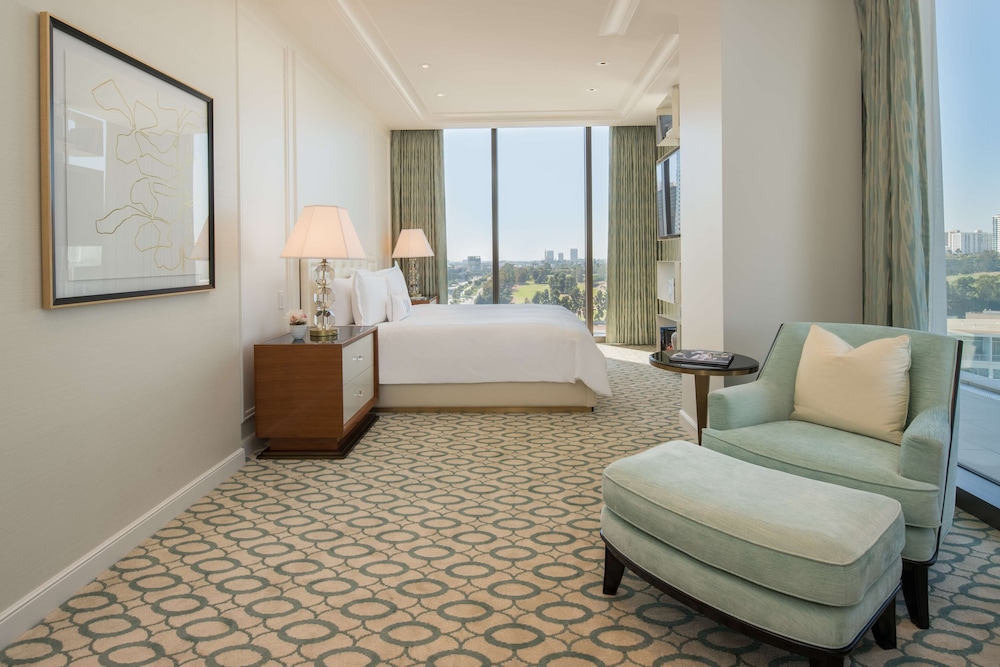 Suite, 1 King Bed, Non Smoking (Waldorf) thumbnail 6
