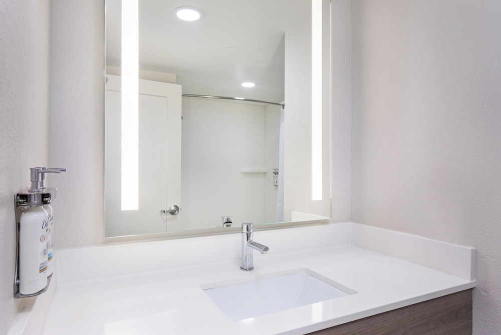 Standard Room, 1 King Bed (Communications, Mobility, Access Tub) - Photo 4