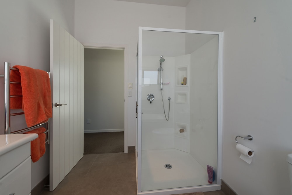 The Lobelia Room, Shared Bathroom photo 2