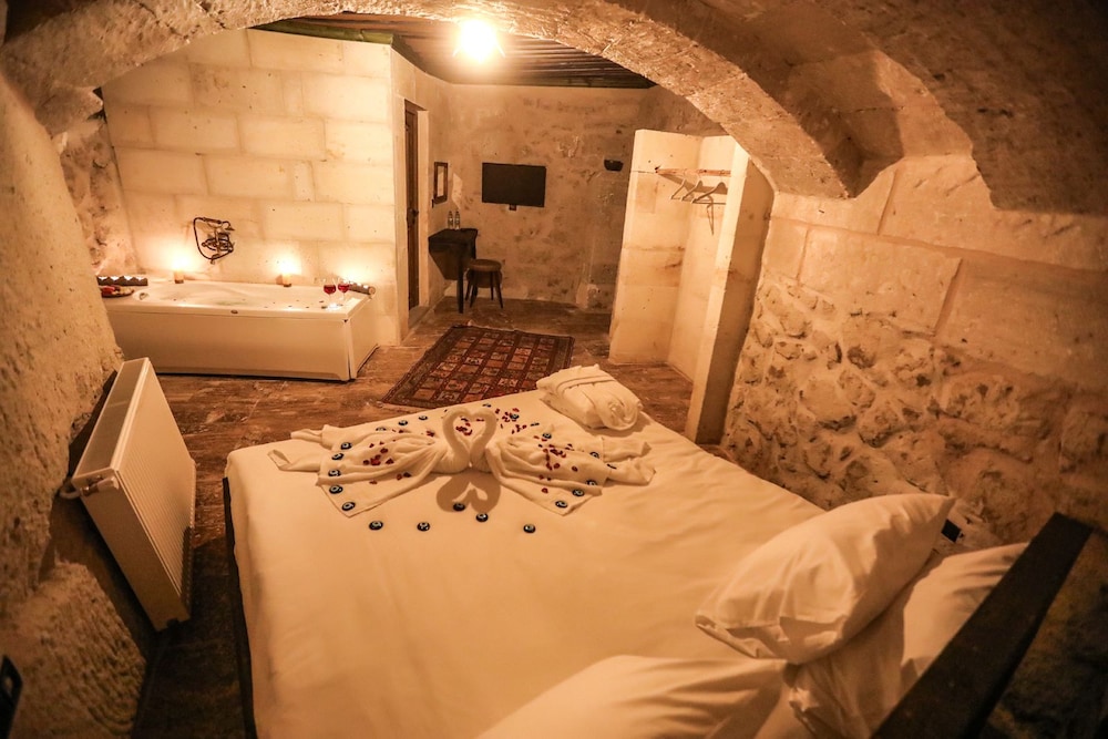 Naz Jacuzzi Deluxe Room - Photo 1