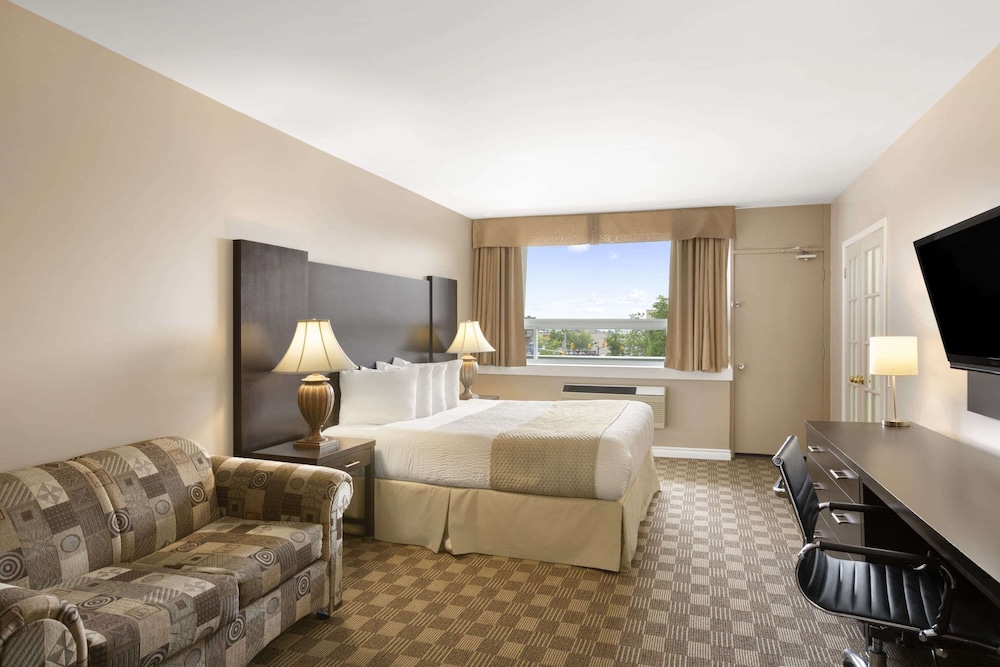 Suite, 1 King Bed, Non Smoking - Photo 1