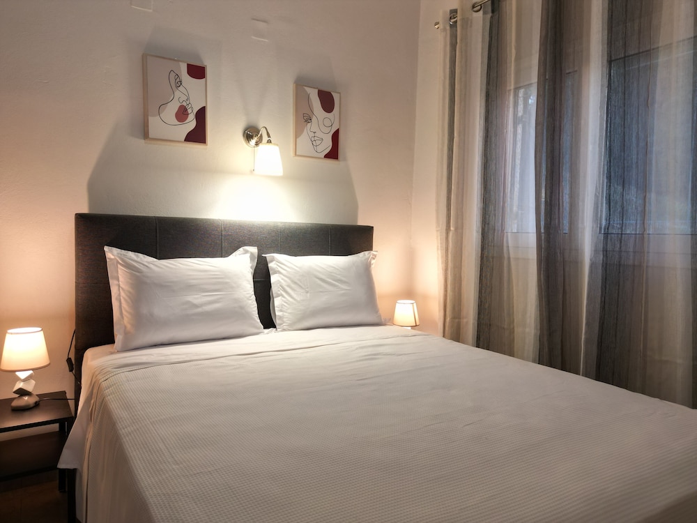 Exclusive Apartment, 1 Queen Bed with Sofa bed, Sea View, Mountainside