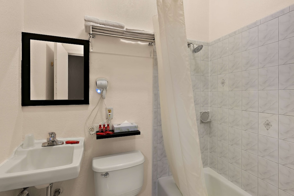 Standard Room, 1 Double Bed, Non Smoking, Refrigerator & Microwave - Photo 11