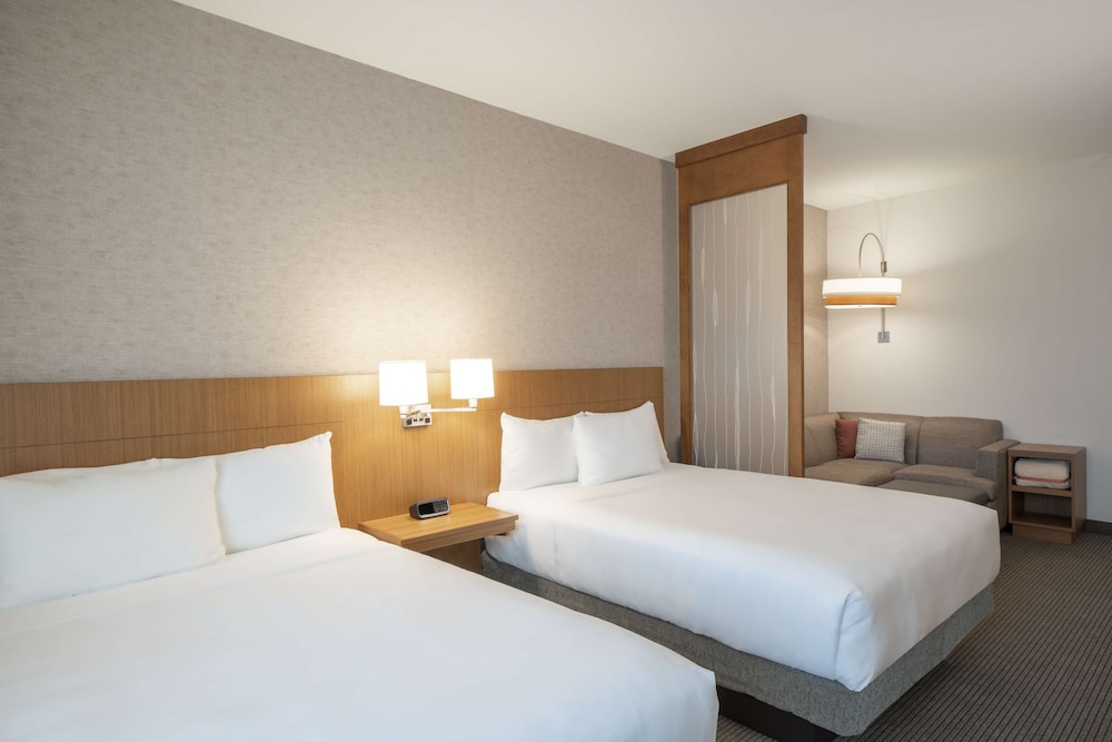 Room (2 Queenbed & 1 Sofabed, High Floor) - Photo 3