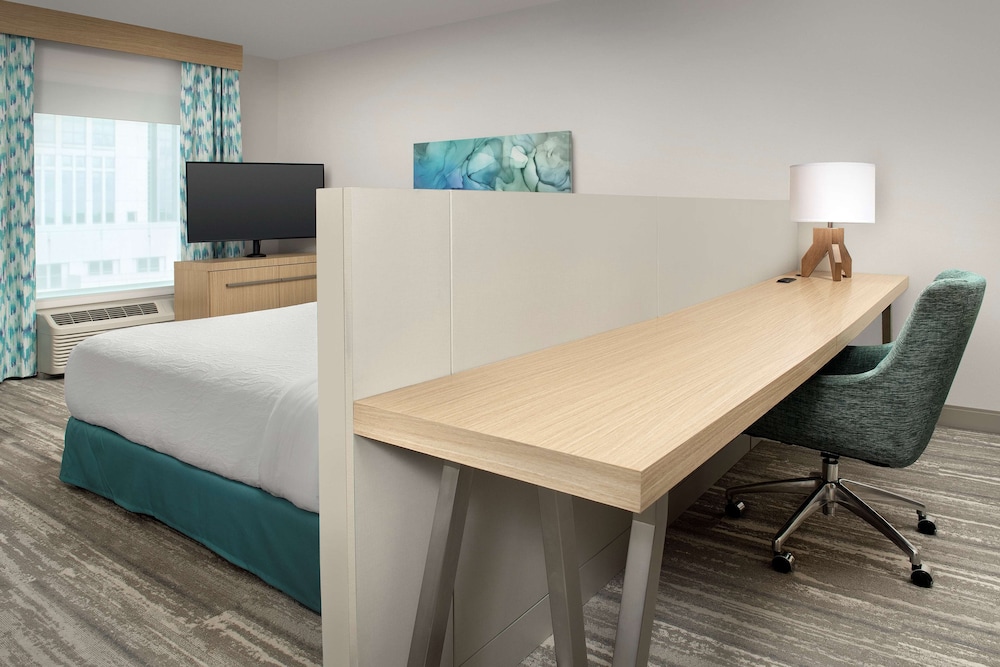 Deluxe Room, 1 King Bed, Accessible, Bathtub