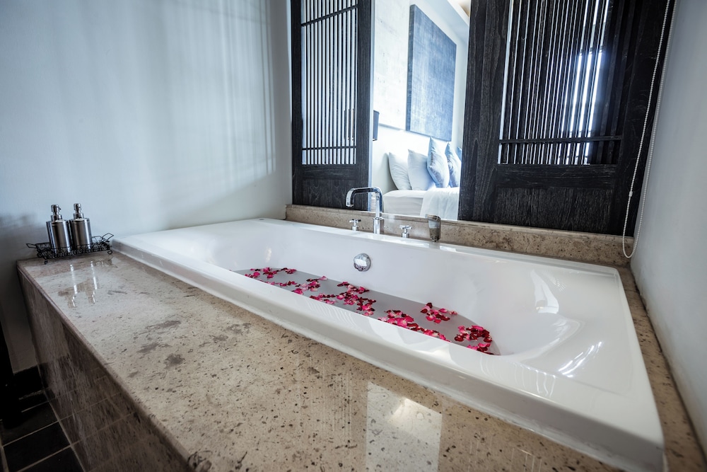 Deluxe Room, 1 Double Bed, Bathtub - Photo 4
