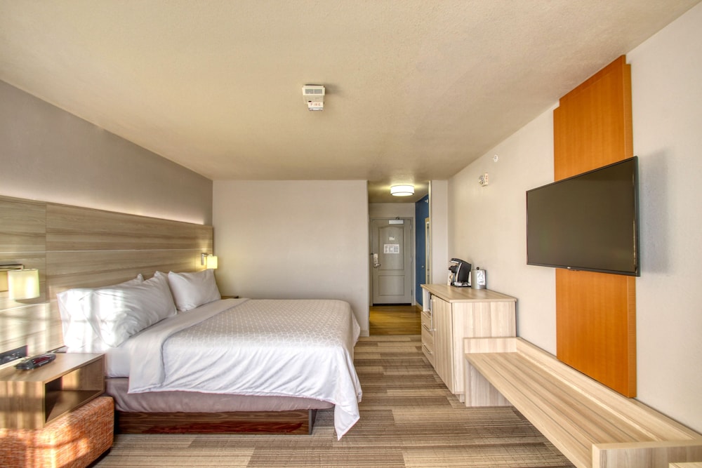 Standard Room, 1 King Bed - Photo 3