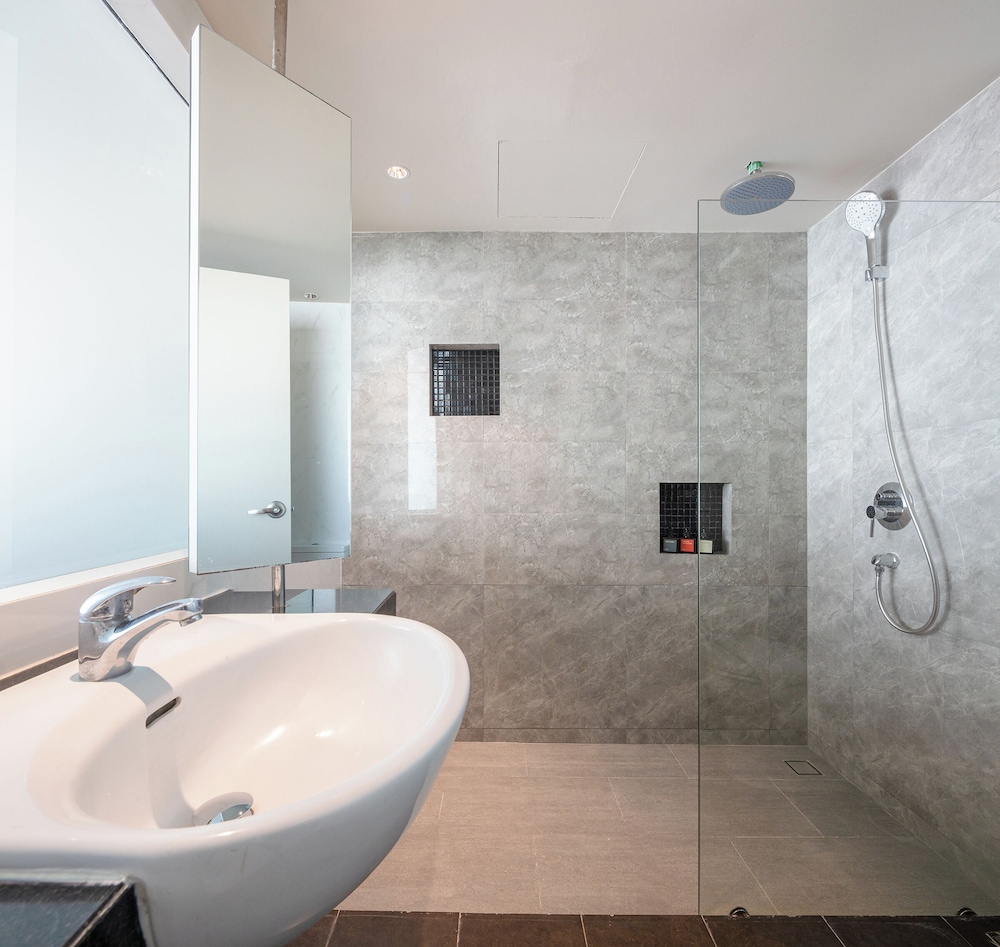 Deluxe Bath Pool View - Photo 4