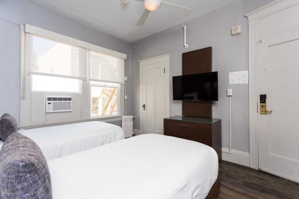 Standard Room, Multiple Beds, Non Smoking photo 1