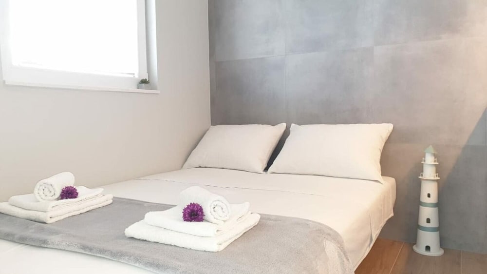 Apartment (The View - close to the beach & parki)