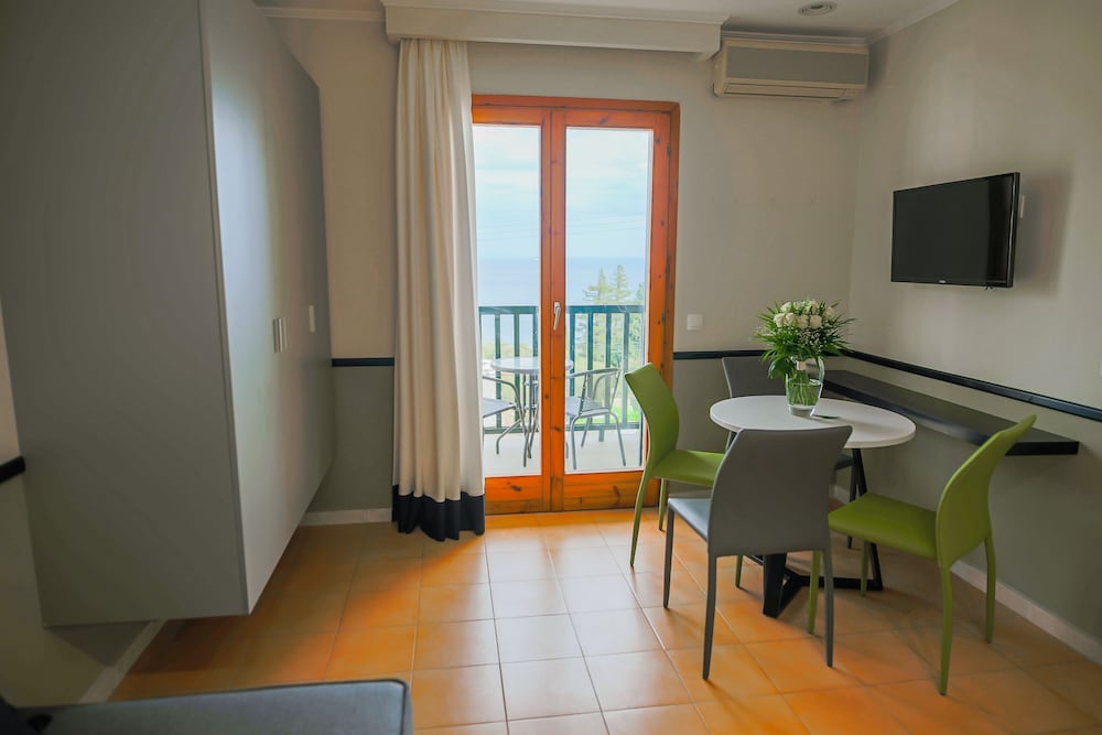 Deluxe Room, 1 Bedroom, Sea View photo 3