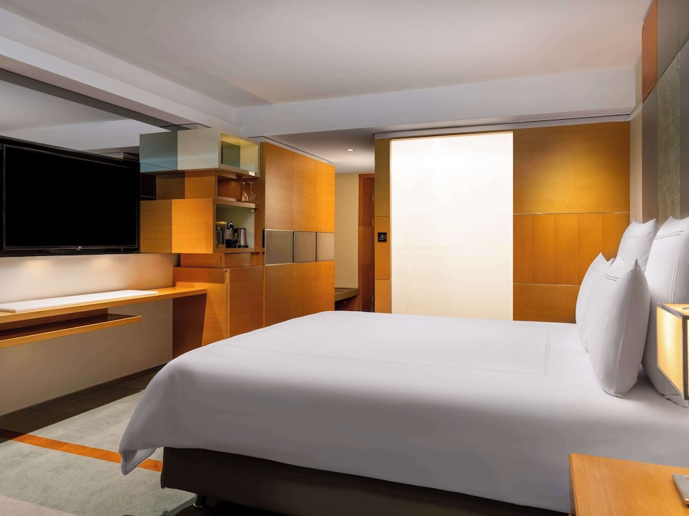 Room, 1 King Bed, Pool Access thumbnail 5
