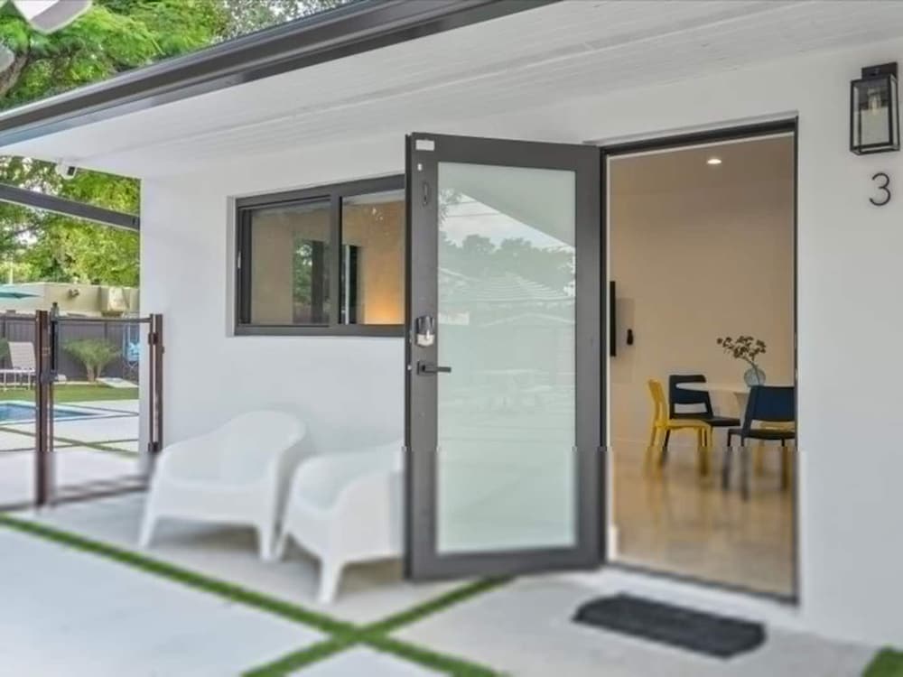 Sleek Modern Miami Getaway With Pool Oasis, 사진 15