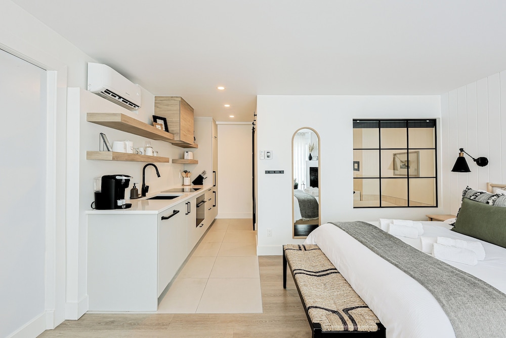 Signature Studio, 1 Queen Bed, Kitchen, Lake View photo 3