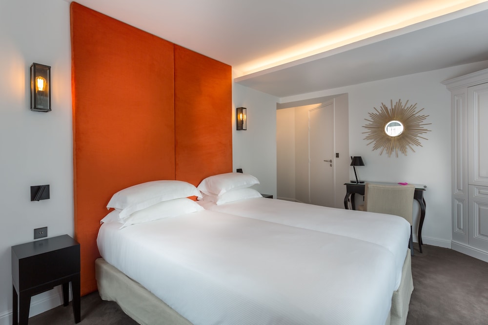 Executive Room (Comtesse), Eiffel Tower front view photo 1