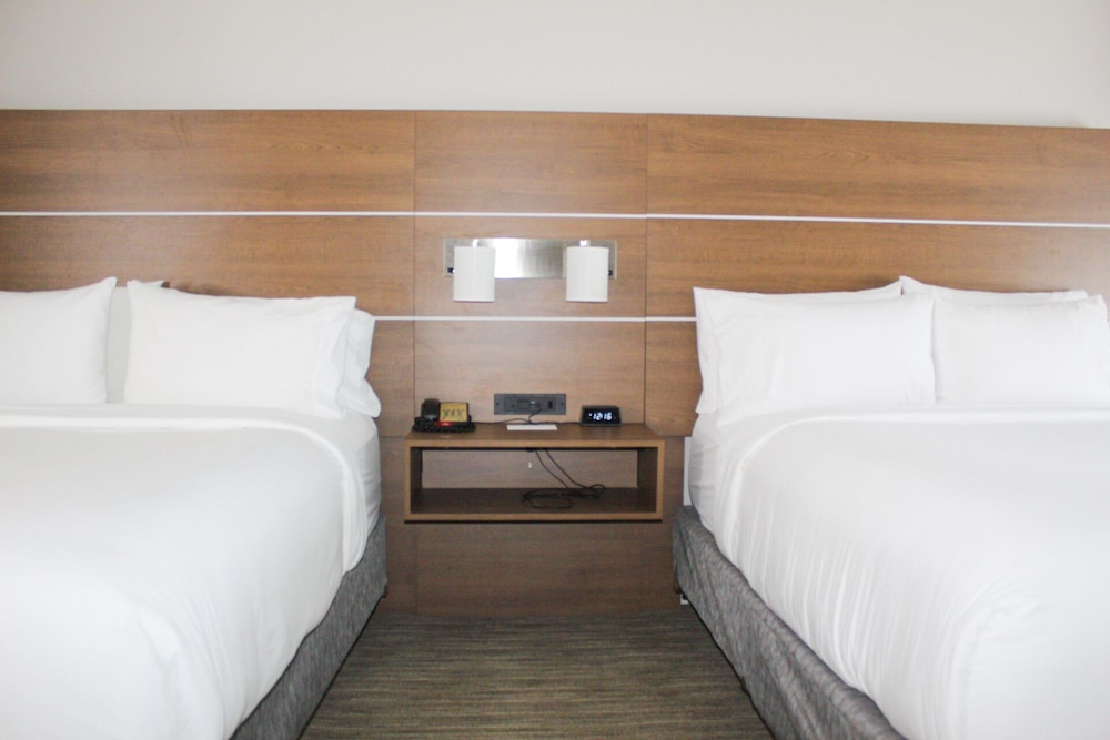 Standard Room, 2 Queen Beds - Photo 1