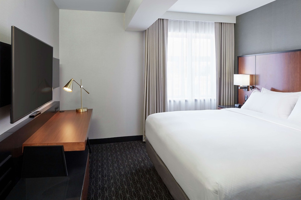 Suite, 1 King Bed - Photo 1
