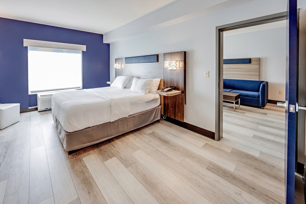 Suite, 2 Bedrooms (1 King, 1 Queen, Sofa Bed) - Photo 1